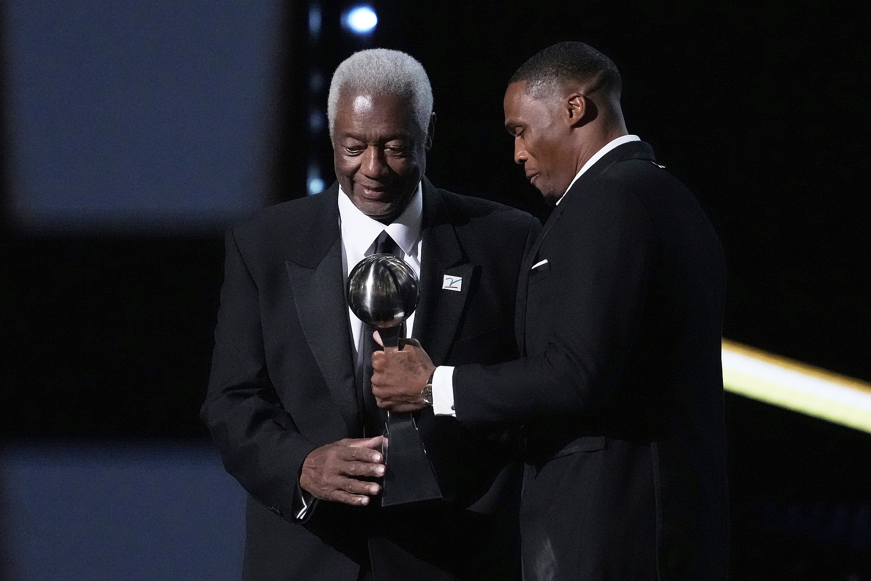 威少致敬傳奇 為奧斯卡羅伯特森頒發阿瑟阿什勇氣獎成就NBA歷史里程碑